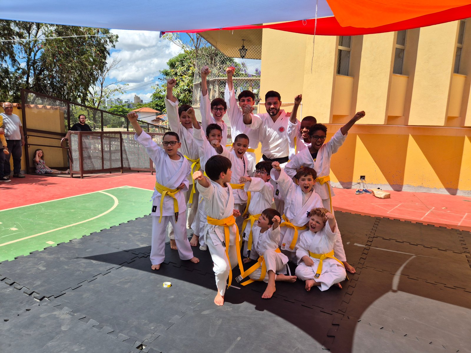 Crianças em aula de luta