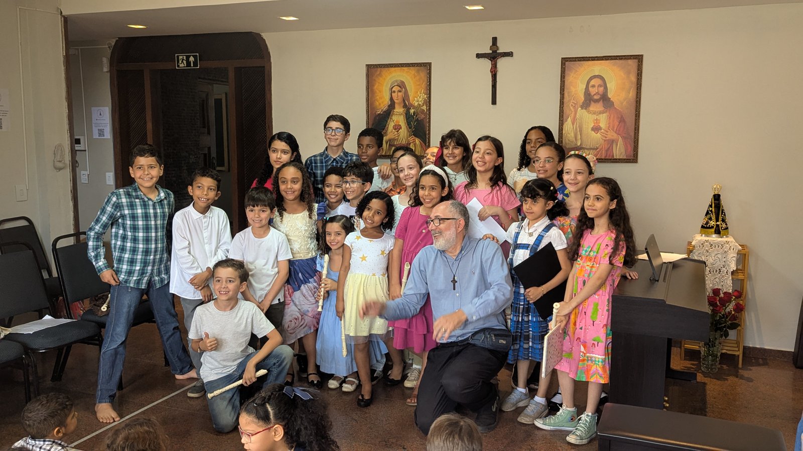 Foto de grupo de adultos e crianças do Instituto